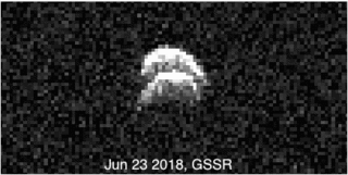 Radarbilder des Doppelasteroiden 2017 YE5, aufgenommen vom Goldstone Solar System Radar der NASA. Man erkennt zwei Auswölbungen, aber noch keine zwei separaten Objekte. (Credits: GSSR / NASA / JPL-Caltech)