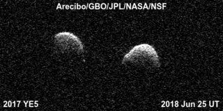 Bistatische Radarbilder des Doppelasteroiden 2017 YE5, basierend auf Daten des Arecibo Observatory und des Green Bank Observatory. Hier ist erkennbar, dass der Asteroid aus zwei separaten Objekten besteht, die sich umkreisen. (Credits: Arecibo / GBO / NSF / NASA / JPL-Caltech)