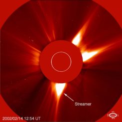 Koronale Streamer, beobachtet vom Solar and Heliospheric Observatory (SOHO) am 14. Februar 2002. (Credits: NASA / LASCO)