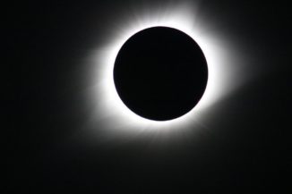Die Parker Solar Probe wird die Korona der Sonne erforschen, die von der Erde aus nur während einer totalen Sonnenfinsternis beobachtet werden kann. Dieses Bild einer totalen Sonnenfinsternis entstand am 21. August 2017. (Credits: NASA / Gopalswamy)