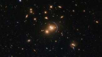 Hubble-Aufnahme des Galaxienhaufens SDSS J1152+3313. (Credits: ESA / Hubble & NASA; Acknowledgement: Judy Schmidt (Geckzilla))