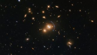 Hubble-Aufnahme des Galaxienhaufens SDSS J1152+3313. (Credits: ESA / Hubble & NASA; Acknowledgement: Judy Schmidt (Geckzilla))