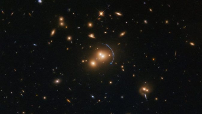 Hubble-Aufnahme des Galaxienhaufens SDSS J1152+3313. (Credits: ESA / Hubble & NASA; Acknowledgement: Judy Schmidt (Geckzilla))