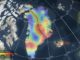 Darstellung des Wärmeflusses unter Grönland. Man erkennt eine thermale Spur, die sich diagonal durch Grönland zieht. (Credits: NASA's Scientific Visualization Studio; Blue Marble data courtesy of Reto Stockli (NASA Goddard))