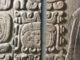 Nahaufnahme von Glyphen auf einem hölzernen Türsturz in Tikal. (Credits: Photo: Stephen Houston)