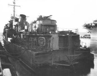 Die stark beschädigte USS Abner Read 1943 im Hafen von Puget Sound. (Credit: US Navy)