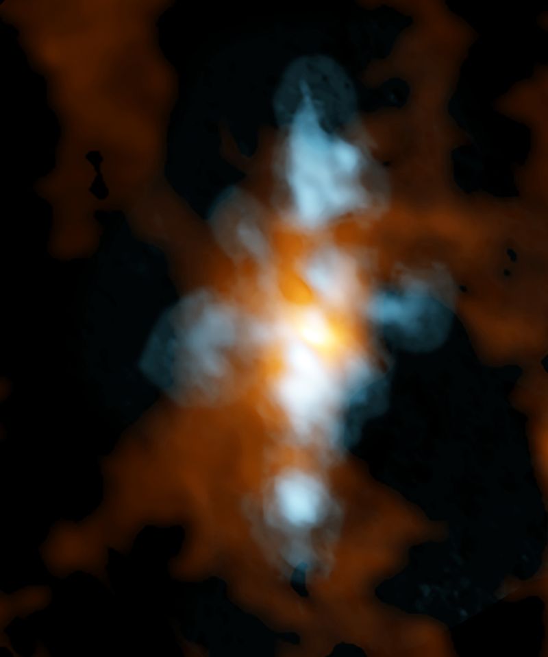 Kompositbild von NGC 6334l, einer Sternentstehungsregion im Katzenpfotennebel. Blaue Farbtöne markieren schweres Wasser, das von einem einzelnen Protostern oder einer Protosterngruppe wegströmt (registriert von den Band 10 Empfängern ALMAs). Die orange Region ist die Kontinuumemission. (Credit: ALMA (ESO / NAOJ / NRAO): NRAO / AUI / NSF, B. Saxton)