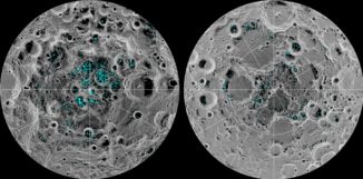 Diese Grafiken zeigen die Verteilung des Eises am lunaren Südpol (links) und Nordpol (rechts), basierend auf Daten des Moon Mineralogy Mapper an Bord der Raumsonde Chandrayaan-1. (Credits: NASA)