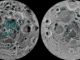 Diese Grafiken zeigen die Verteilung des Eises am lunaren Südpol (links) und Nordpol (rechts), basierend auf Daten des Moon Mineralogy Mapper an Bord der Raumsonde Chandrayaan-1. (Credits: NASA)