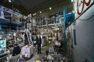 Jeffrey Hangst, der Sprecher des ALPHA-Experiments, neben dem ALPHA-Experiment. (Credits: Image: Maximilien Brice, Julien Ordan / CERN)