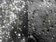 Das linke Bild ist ein Komposit aus 48 Aufnahmen der LORRI-Kamera. Die vorhergesagte Position von Ultima Thule ist im Zentrum des gelben Rahmens (markiert durch das Kreuz). Das Bild rechts ist ein vergrößerter und bearbeiteter Ausschnitt der Region innerhalb des gelben Rahmens und lässt Ultima Thule eindeutig erkennen. (Credits: NASA / JHUAPL / SwRI)