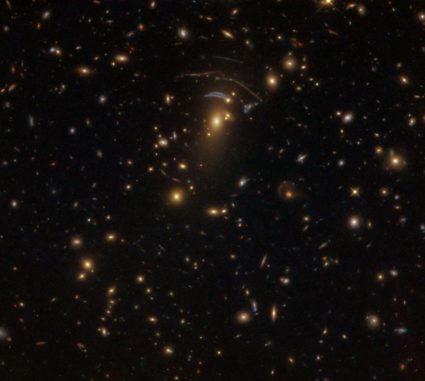 Hubble-Aufnahme des Galaxienhaufens SDSS J1138+2754. (Credits: ESA / Hubble & NASA; Acknowledgement: Judy Schmidt)