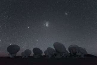 Die beiden Magellanschen Wolken am Nachthimmel über der Südhalbkugel, im Vordergrund die Antennen des Atacama Large Millimeter/ submillimeter Array (ALMA). (Credits: ESO / C. Malin)