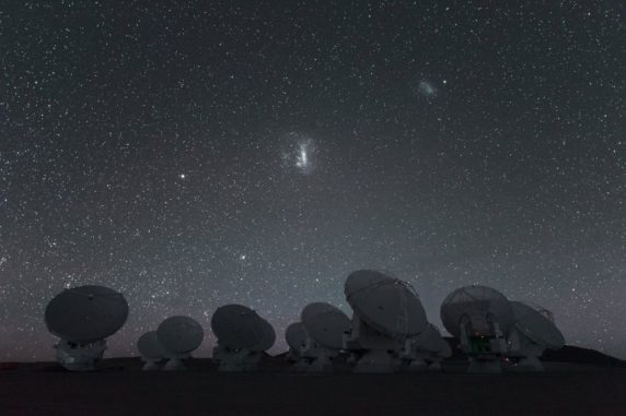 Die beiden Magellanschen Wolken am Nachthimmel über der Südhalbkugel, im Vordergrund die Antennen des Atacama Large Millimeter/ submillimeter Array (ALMA). (Credits: ESO / C. Malin) Die beiden Magellanschen Wolken am Nachthimmel über der Südhalbkugel, im Vordergrund die Antennen des Atacama Large Millimeter/ submillimeter Array (ALMA). (Credits: ESO / C. Malin)