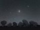 Die beiden Magellanschen Wolken am Nachthimmel über der Südhalbkugel, im Vordergrund die Antennen des Atacama Large Millimeter/ submillimeter Array (ALMA). (Credits: ESO / C. Malin)