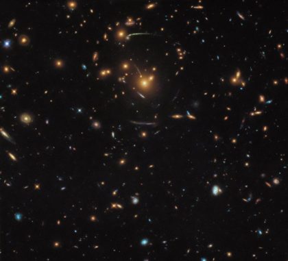Hubble-Aufnahme des Galaxienhaufens SDSS J1050+0017. (Credits: ESA / Hubble & NASA; Acknowledgement: Judy Schmidt) Hubble-Aufnahme des Galaxienhaufens SDSS J1050+0017. (Credits: ESA / Hubble & NASA; Acknowledgement: Judy Schmidt)