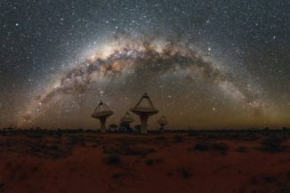 Antennen des Australian SKA Pathfinder Projekts mit der Milchstraße darüber. (Credit: Alex Cherney / CSIRO)