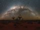 Antennen des Australian SKA Pathfinder Projekts mit der Milchstraße darüber. (Credit: Alex Cherney / CSIRO)