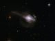 Die Galaxie UGC 5101 enthält einen aktiven galaktischen Kern. Diese Hubble-Aufnahme zeigt links einen Gezeitenschweif, der dafür spricht, dass die Galaxie tatsächlich aus zwei verschmelzenden Galaxien besteht. (Credits: NASA, ESA, the Hubble Heritage Team; STScI / AURA) – ESA / Hubble Collaboration and A. Evans University of Virginia, Charlottesville / NRAO / Stony Brook University)