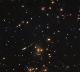 Hubble-Aufnahme eines Himmelsausschnitts mit einem kosmischen Smiley namens SDSS J0952+3434. (Credits: ESA / Hubble & NASA; Acknowledgement: Judy Schmidt (geckzilla))