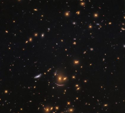 Hubble-Aufnahme eines Himmelsausschnitts mit einem kosmischen Smiley namens SDSS J0952+3434. (Credits: ESA / Hubble & NASA; Acknowledgement: Judy Schmidt (geckzilla))