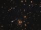 Hubble-Aufnahme eines Himmelsausschnitts mit einem kosmischen Smiley namens SDSS J0952+3434. (Credits: ESA / Hubble & NASA; Acknowledgement: Judy Schmidt (geckzilla))