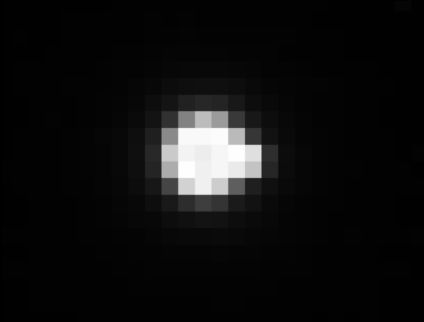 Vergrößertes Bild der Erde. Die Beule rechts stammt vom Mond, der gerade hinter ihr hervorkommt. (Credits: NASA / Naval Research Laboratory / Parker Solar Probe)