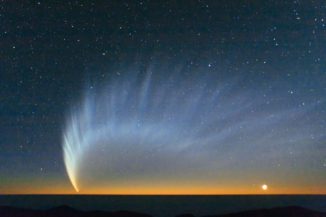 Der Komet McNaught über dem Pazifik, aufgenommen vom Paranal Observatory im Januar 2007. (Credits: ESO / Sebastian Deiries)