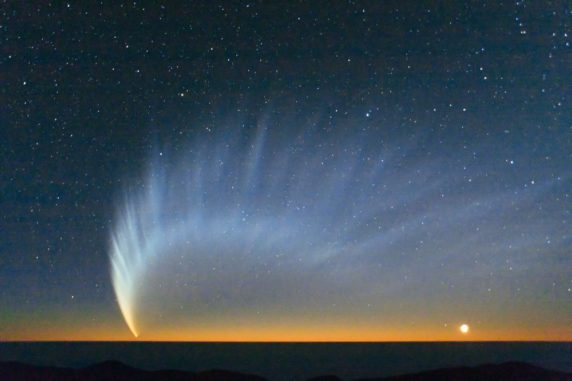 Der Komet McNaught über dem Pazifik, aufgenommen vom Paranal Observatory im Januar 2007. (Credits: ESO / Sebastian Deiries) Der Komet McNaught über dem Pazifik, aufgenommen vom Paranal Observatory im Januar 2007. (Credits: ESO / Sebastian Deiries)