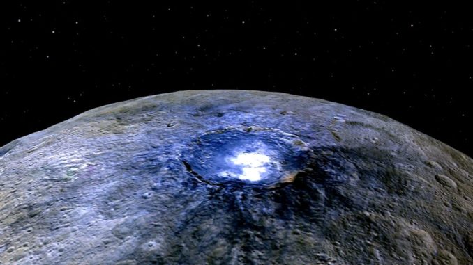 Falschfarbenaufnahme des Kraters Occator auf dem Zwergplaneten Ceres, aufgenommen von der NASA-Raumsonde Dawn. (Credits: NASA / JPL-Caltech / UCLA / MPS / DLR / IDA) Falschfarbenaufnahme des Kraters Occator auf dem Zwergplaneten Ceres, aufgenommen von der NASA-Raumsonde Dawn. (Credits: NASA / JPL-Caltech / UCLA / MPS / DLR / IDA)