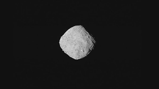 Diese Aufnahme des Asteroiden Bennu wurde am 29. Oktober 2018 aus acht Einzelbildern von der NASA-Raumsonde OSIRIS-REx erstellt. Die Entfernung zu dem Asteroiden betrug etwa 330 Kilometer. (Credits: NASA / Goddard / University of Arizona)