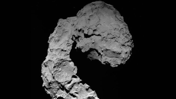 Ein Bild des Kometen 67P/Tschurjumow-Gerassimenko, aufgenommen von der Weitwinkelkamera OSIRIS an Bord der Raumsonde Rosetta aus einer Entfernung von etwa 23 Kilometern. (Credits: ESA / Rosetta / MPS for OSIRIS Team MPS / UPD / LAM / IAA / SSO / INTA / UPM / DASP / IDA)