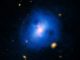 Ein Bild der Galaxie Abell 2597, basierend auf Röntgendaten (blau), Emissionen der Wasserstofflinie (rot) und optischen Daten (gelb). (Credits: X-ray: NASA / CXC / Michigan State Univ / G.Voit et al; Optical: NASA / STScI & DSS; H-alpha: Carnegie Obs. / Magellan / W.Baade Telescope / U.Maryland / M. McDonald)