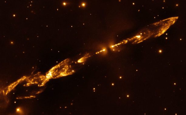Dieses Infrarotbild der nach außen strömenden Jets von Herbig-Haro 212 wurde vom Very Large Telescope der Europäischen Südsternwarte aufgenommen. (Credits: ESO / M. McCaughrean)