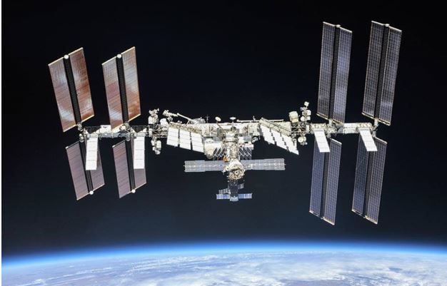 Die Internationale Raumstation im Jahr 2018. Zarya befindet sich in der Mitte der Konstruktion. (Credits: NASA)