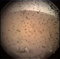 Dieses Bild zeigt das Gebiet vor dem Lander der InSight-Mission auf dem Mars, aufgenommen mit der Instrument Context Camera (ICC). Jedes Bild dieser Kamera hat ein Blickfeld von 124 Grad x 124 Grad. (Credits: NASA / JPL-CalTech)