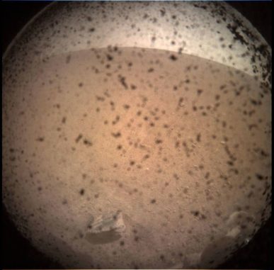 Dieses Bild zeigt das Gebiet vor dem Lander der InSight-Mission auf dem Mars, aufgenommen mit der Instrument Context Camera (ICC). Jedes Bild dieser Kamera hat ein Blickfeld von 124 Grad x 124 Grad. (Credits: NASA / JPL-CalTech) Dieses Bild zeigt das Gebiet vor dem Lander der InSight-Mission auf dem Mars, aufgenommen mit der Instrument Context Camera (ICC). Jedes Bild dieser Kamera hat ein Blickfeld von 124 Grad x 124 Grad. (Credits: NASA / JPL-CalTech)