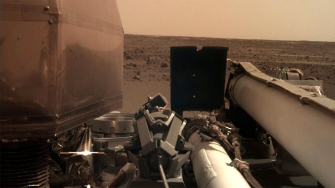 Ein Bild der Landestelle von InSight auf dem Mars. (Credits: NASA / JPL-Caltech)