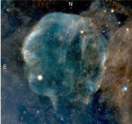 Kompositbild des Cirrusnebels, basierend auf Röntgendaten (blau), Ultraviolettdaten (weiß) und Infrarotdaten (blau und rot) der Weltraumteleskope ROSAT, GALEX und WISE. (Credits: NASA; Fesen et al. 2018)