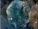 Kompositbild des Cirrusnebels, basierend auf Röntgendaten (blau), Ultraviolettdaten (weiß) und Infrarotdaten (blau und rot) der Weltraumteleskope ROSAT, GALEX und WISE. (Credits: NASA; Fesen et al. 2018)