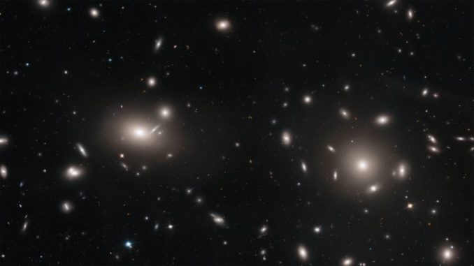Mosaik-Bild von einem Teil des riesigen Coma-Galaxienhaufens, aufgenommen vom Weltraumteleskop Hubble. (Credits: NASA, ESA, J. Mack (STScI) and J. Madrid (Australian Telescope National Facility))