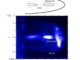Ein Bild der Plasmaemission zeigt den Plasmoid und spitzenähnliche Strukturen, die typisch für magnetische Rekonnexionen sind. (Credit: Osaka University)