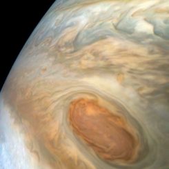 Detaillierte Strukturen in den Wolken von Jupiters südlichem Äquatorialband. Das Bild wurde am 15 Juli 2018 von der JunoCam gemacht. (Credits: NASA / JPL-Caltech / SwRI / MSSS / Kevin M. Gill)