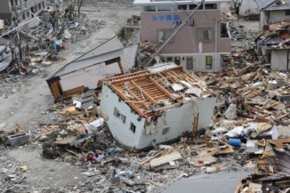 Verwüstungen in der japanischen Stadt Ofunatu durch den Tsunami infolge des Tohoku-Erdbebens. (Credits: U.S. Navy photo by Mass Communication Specialist 1st Class Matthew M. Bradley / Released)