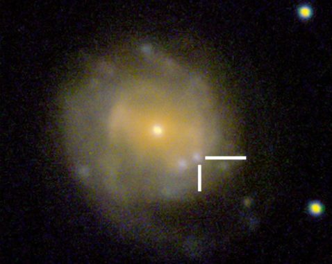 Das Ereignis AT2018cow trat in der Galaxie CGCG 137-068 auf. Dieses Bild zeigt die Position des Lichtausbruchs an. (Credits: Sloan Digital Sky Survey)