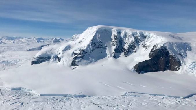 Eislandschaft in Antarktika. (Credits: Joe MacGregor / NASA)