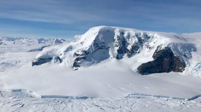 Eislandschaft in Antarktika. (Credits: Joe MacGregor / NASA) Eislandschaft in Antarktika. (Credits: Joe MacGregor / NASA)