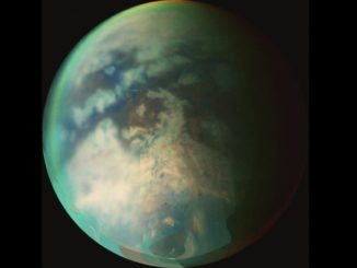 Der größte Saturnmond Titan verfügt über eine dichte Atmosphäre und ein komplexes, jahreszeitenabhängiges Klima. (Credit: NASA / JPL / University of Arizona)