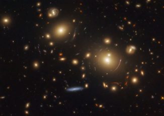 Der Galaxienhaufen SDSS J0928+2031, aufgenommen vom Weltraumteleskop Hubble. (Credits: ESA / Hubble & NASA, M. Gladders et al.; Acknowledgement: Judy Schmidt)