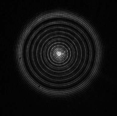 Beispiel für einen Querschnitt durch einen Strahl, der von dem strukturierten Lasersystem erzeugt wurde. Die Zentralachse ist sehr dicht und von mehreren Lichthalos umgeben. (Image Credit: CERN / IPP) Beispiel für einen Querschnitt durch einen Strahl, der von dem strukturierten Lasersystem erzeugt wurde. Die Zentralachse ist sehr dicht und von mehreren Lichthalos umgeben. (Image Credit: CERN / IPP)